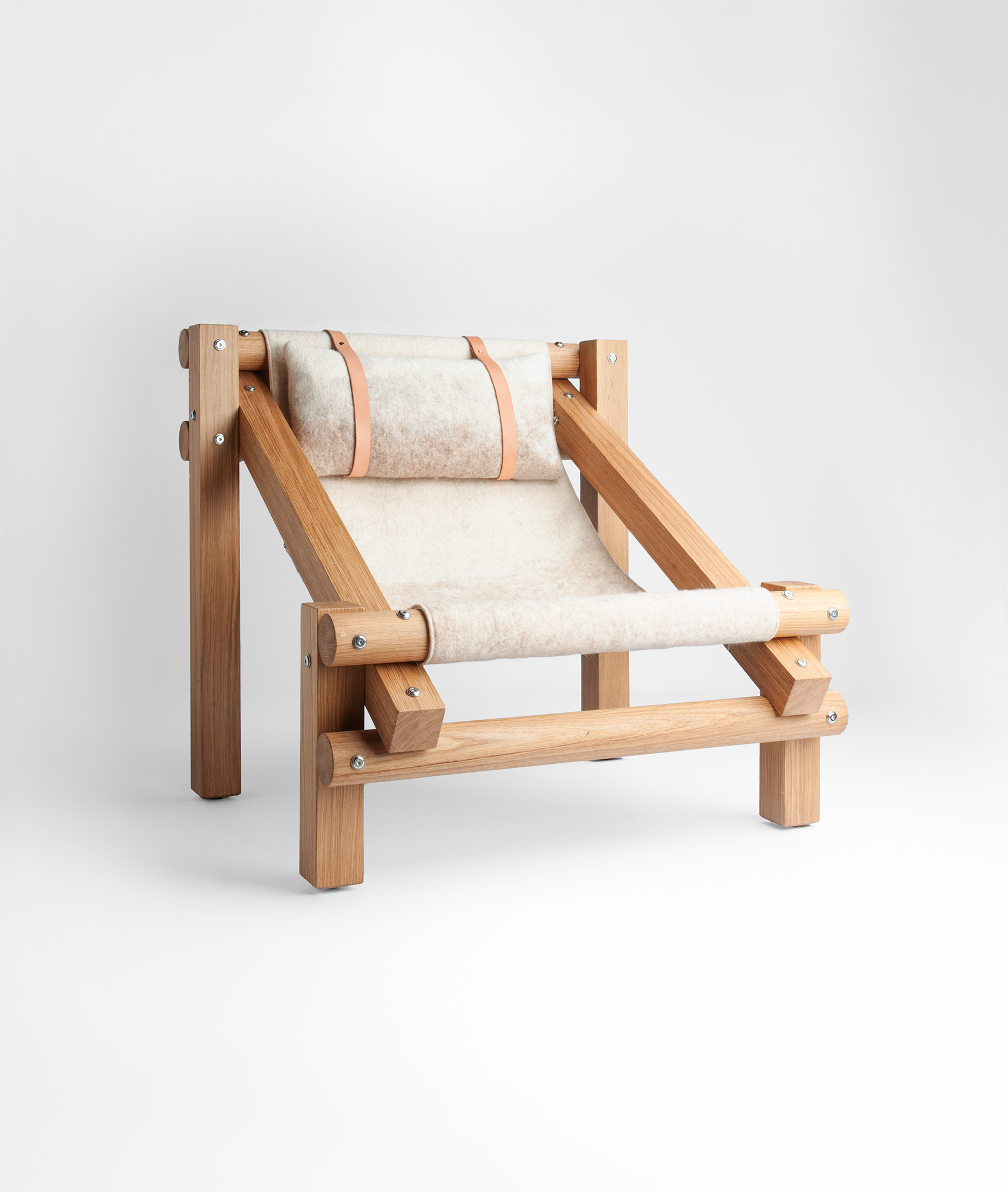 The inspiration for this armchair comes from one of the characters in the 1947 Walt Disney film “The Adventures of Bongo, Mickey and the Beanstalk”. The FEE FI FO FUM is a 100% recycled product and belongs to a collection developed in collaboration with the LOOP Project, focused on the circular economy, and the Deixalles Foundation, a company that collects reusable materials. Its structure, robust and with simple lines, is made of wood, while the hanging backrest is made of fabric. Depending on the materials used, it may be suitable for outdoor use. The armchair is delivered in a flat format that makes it easy to transport and is assembled by means of a snap and string, with no need for screws and nuts, following a simple process.
