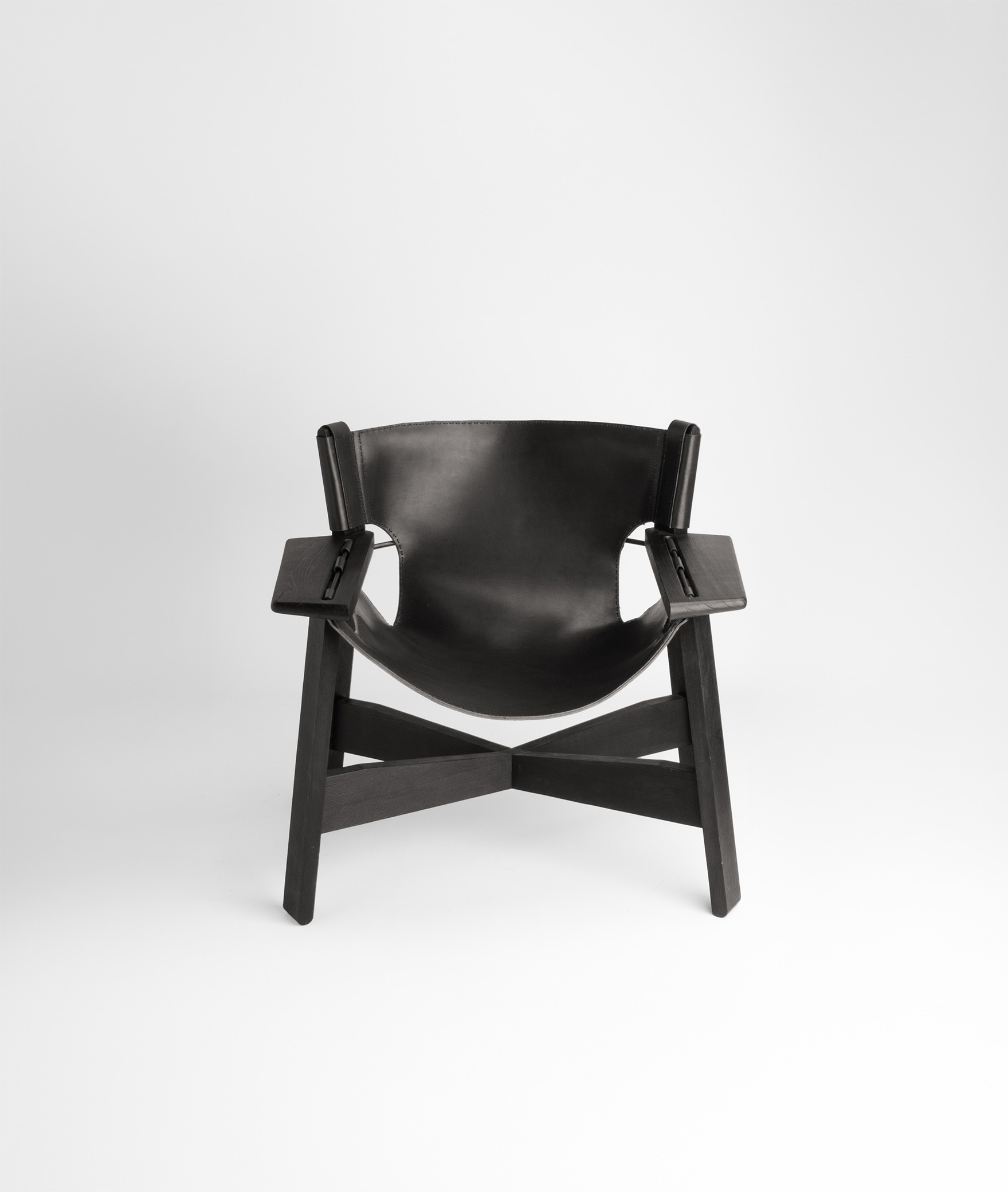 Más robusta. Más flexible. Más cómoda. La silla MORE, «más» en inglés, encarna el espíritu de superación de nuestra empresa. Sus líneas se inspiran en las creaciones de Børge Mogensen, uno de los pioneros del diseño moderno danés, que afirmaba que “el mobiliario debe hacerse más bonito con el uso”. MORE está elaborada con materiales de primera calidad, como la estructura maciza de roble o nogal y el asiento de cuero de montar, que evolucionan y envejecen con el tiempo sin perder calidad, elegancia o comodidad. Además, el asiento es desmontable y personalizable, lo que permite adaptarlo a cualquier estilo.