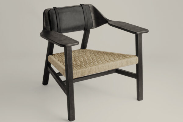 Butaca El Aviador de madera negra con respaldo de cuero y asiento de cuerda tejida natural.