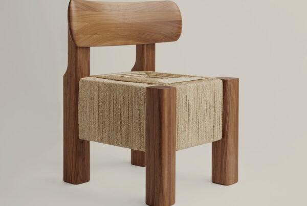 Taburete Elef de madera de roble con respaldo curvo y asiento de cuerda de papel trenzada.