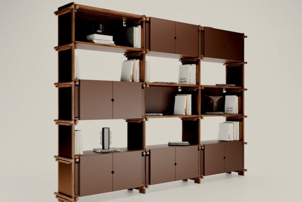Estantería modular Evelyn de nogal con paneles y puertas en marrón, con libros y objetos.