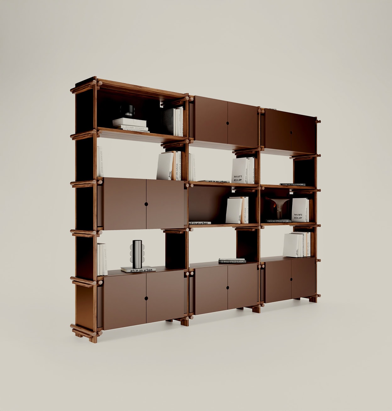 Estantería modular Evelyn de nogal con paneles y puertas en marrón, con libros y objetos.