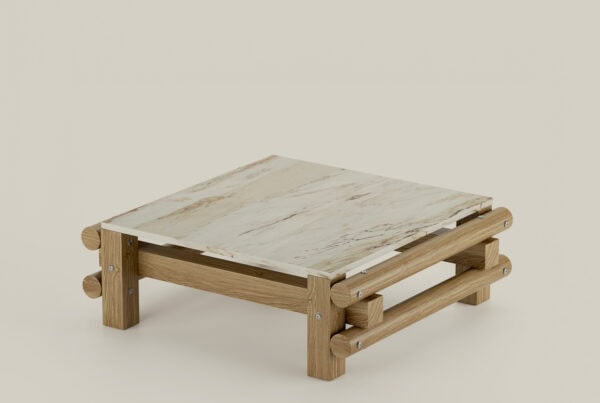 Mesa de centro Fum de roble con tablero de mármol Calacatta blanco.