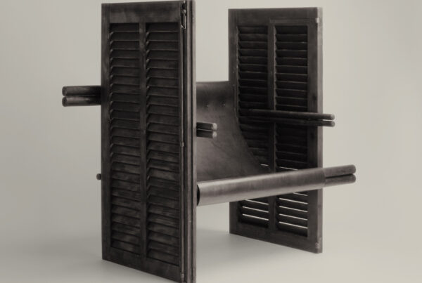 Butaca escultórica La Mallorquina realizada con contraventanas mallorquinas de madera negra.