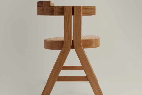 Mesa auxiliar Mara de columna geométrica lacada en marrón topo.