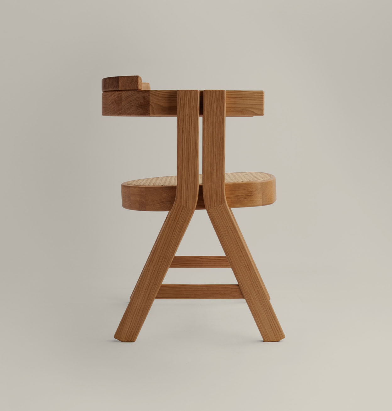 Mesa auxiliar Mara de columna geométrica lacada en marrón topo.