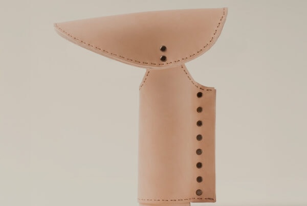 Lámpara de mesa Moulin Rouge de cuero natural cosido a mano con pantalla inclinada.