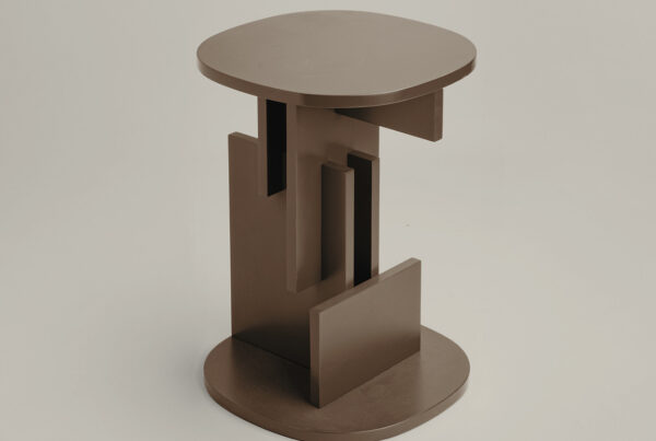 Mesa auxiliar Tamer de columna geométrica lacada en marrón topo.