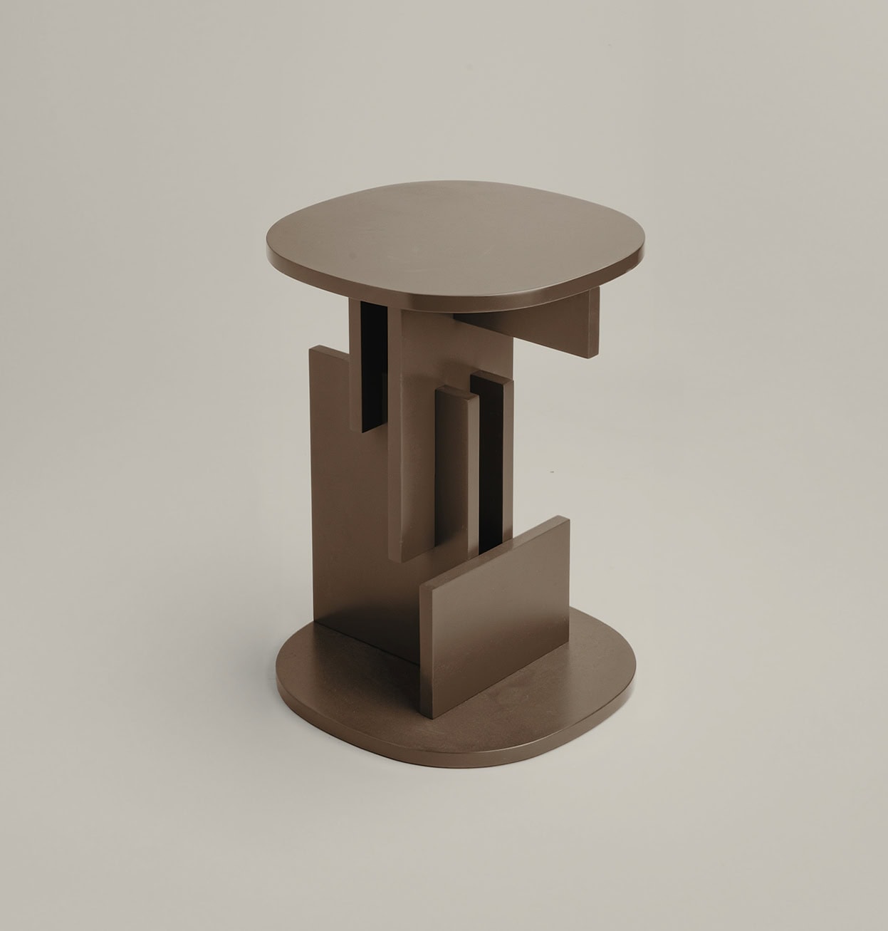 Mesa auxiliar Tamer de columna geométrica lacada en marrón topo.