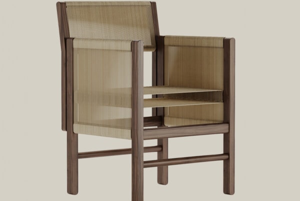Butaca Telar de nogal con asiento y respaldo de cuerda tejida clara y reposabrazos.