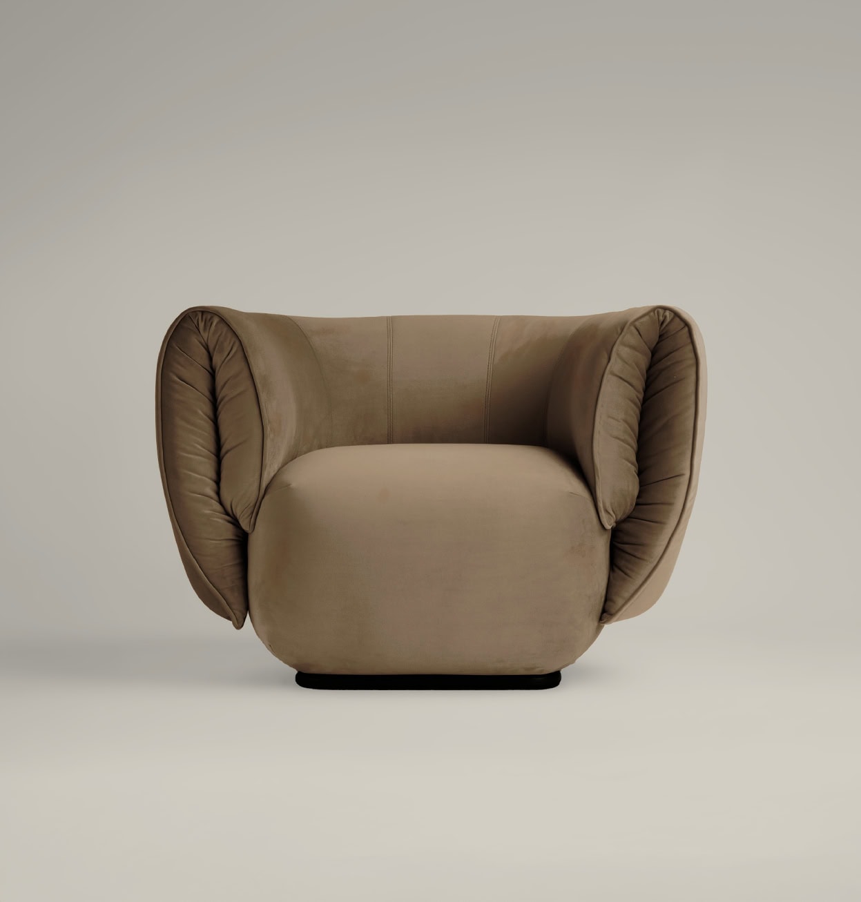 Butaca Veli tapizada en terciopelo beige tostado con brazos envolventes acolchados.